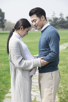 丈夫陪孕妇在公园图片素材免费下载