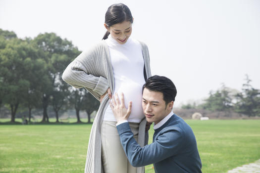 丈夫听孕妇的肚子图片素材免费下载