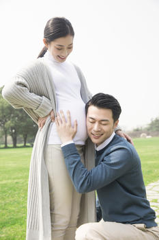 丈夫听孕妇的肚子图片素材免费下载