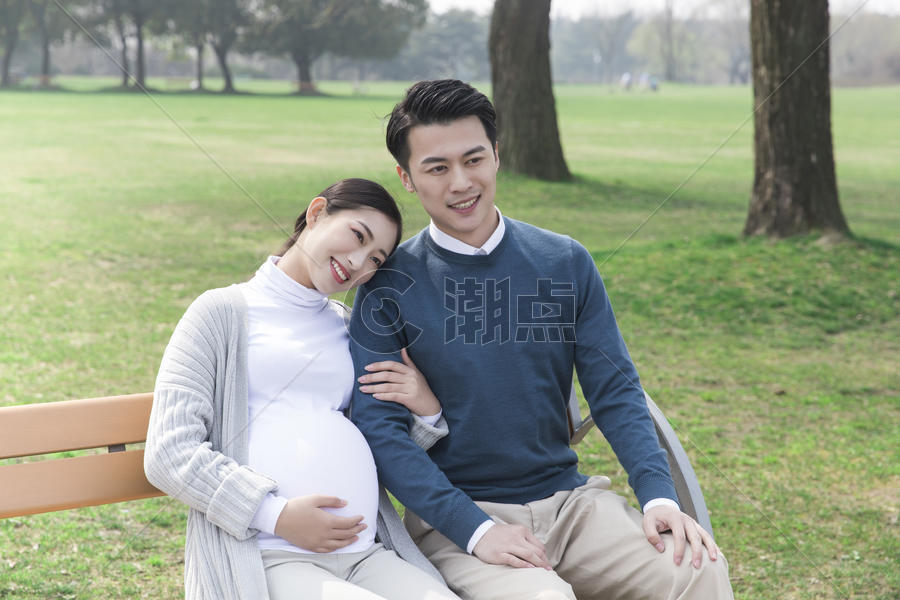 丈夫和怀孕的妻子在长椅上休息图片素材免费下载