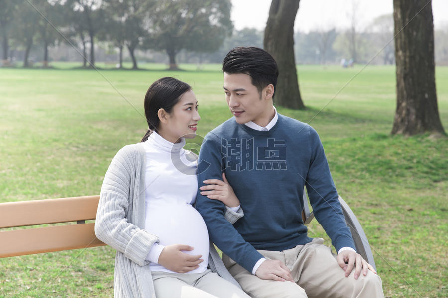 丈夫和怀孕的妻子在长椅上休息图片素材免费下载