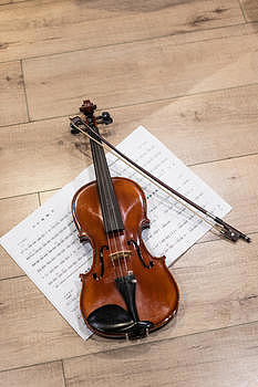 小提琴与乐谱图片素材免费下载