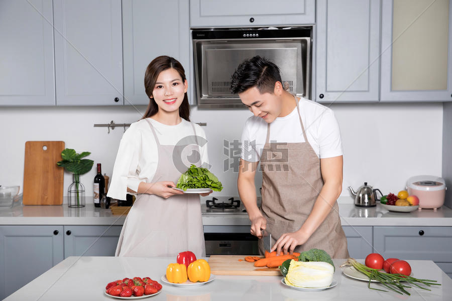 丈夫和妻子做饭图片素材免费下载