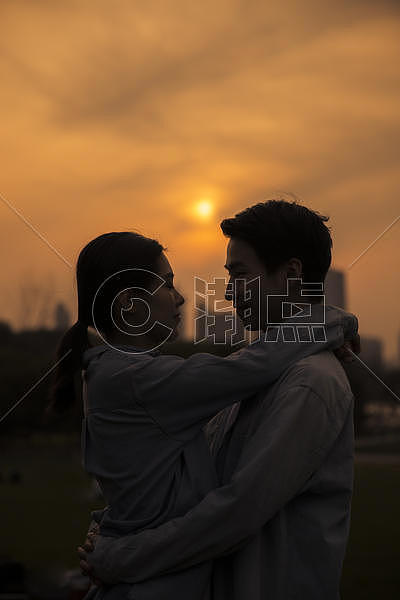 夕阳下情侣依偎摄影图4160*6240图片素材免费下载-编号962919-潮点视频