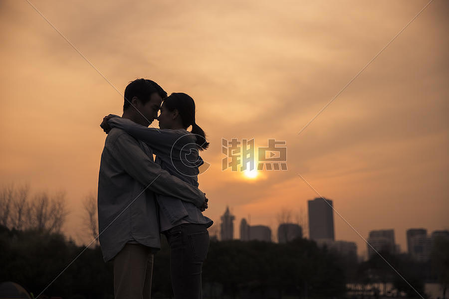 夕阳下情侣依偎摄影图6240*4160图片素材免费下载-编号962922-潮点视频