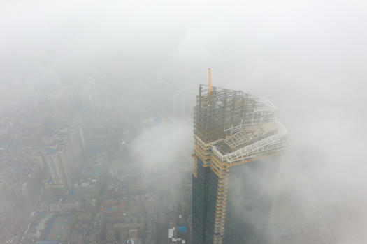 迷雾中的在建城市摩天大楼建筑图片素材免费下载