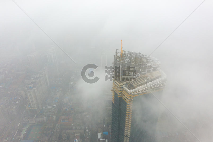 迷雾中的在建城市摩天大楼建筑图片素材免费下载