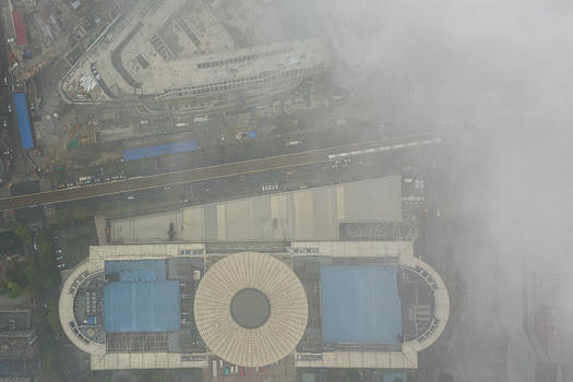 迷雾中的城市轨道交通轻轨图片素材免费下载