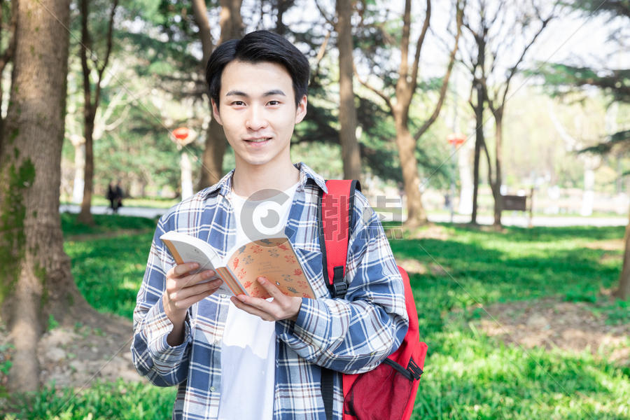 青年男性学生户外阅读图片素材免费下载
