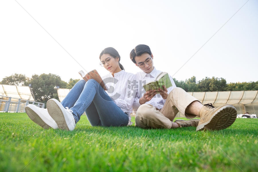 青年情侣户外阅读图片素材免费下载