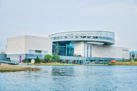 傍水而建的李自健美术馆主体建筑图片素材免费下载
