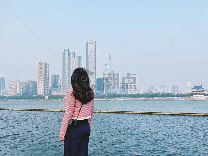 湘江畔远眺的少女背影图片素材免费下载