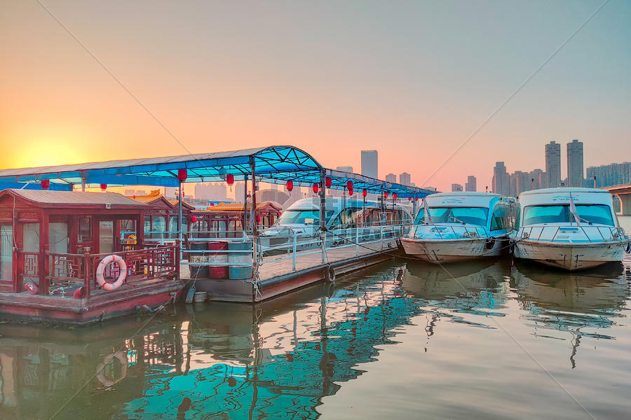 夕阳下的城市游艇码头图片素材免费下载