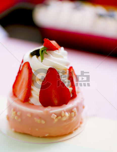 草莓小蛋糕图片素材免费下载