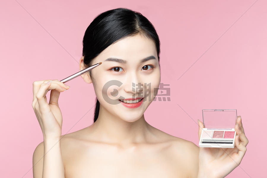 女性化妆涂眼影图片素材免费下载