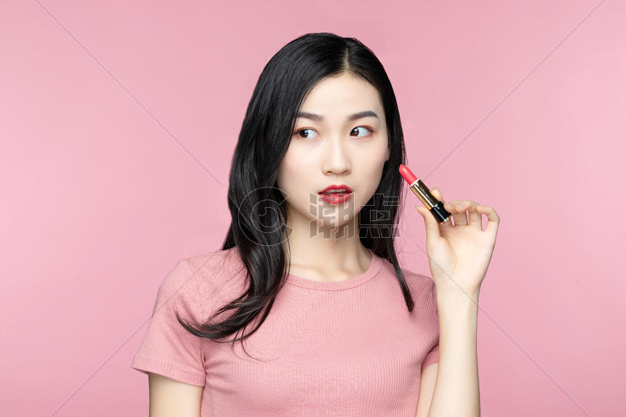 女性化妆涂口红图片素材免费下载