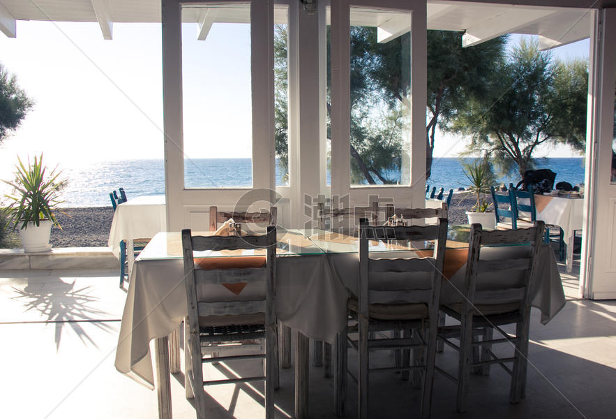 希腊圣托里尼爱琴海边餐厅布置图片素材免费下载