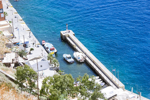 俯瞰希腊圣托里尼小码头港口图片素材免费下载