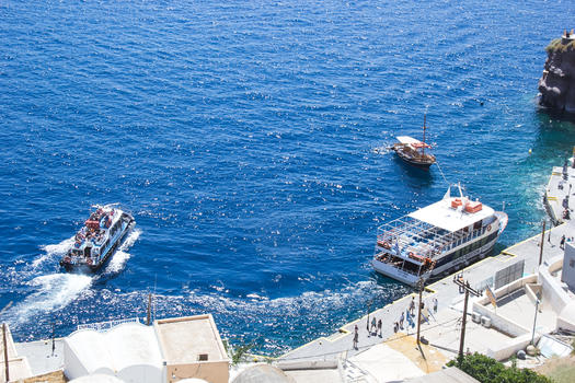 俯瞰希腊圣托里尼小码头港口图片素材免费下载