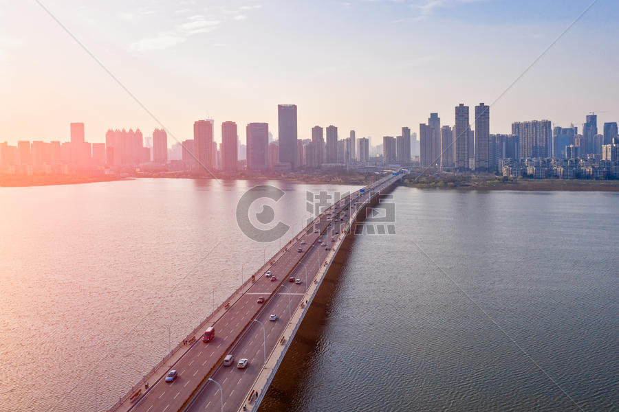 日落余晖下的城市和桥梁图片素材免费下载