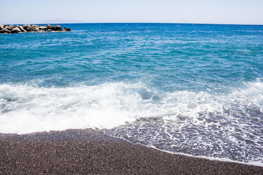爱琴海边的黑石海岸线图片素材免费下载