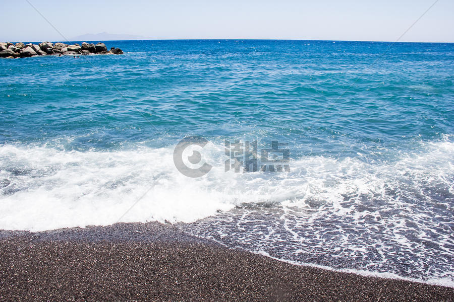 爱琴海边的黑石海岸线图片素材免费下载