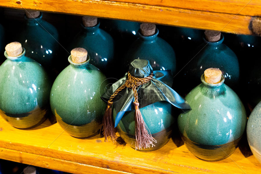 精美的古风陶瓷酒瓶图片素材免费下载
