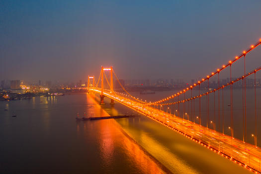 夜晚璀璨灯光下的城市桥梁图片素材免费下载