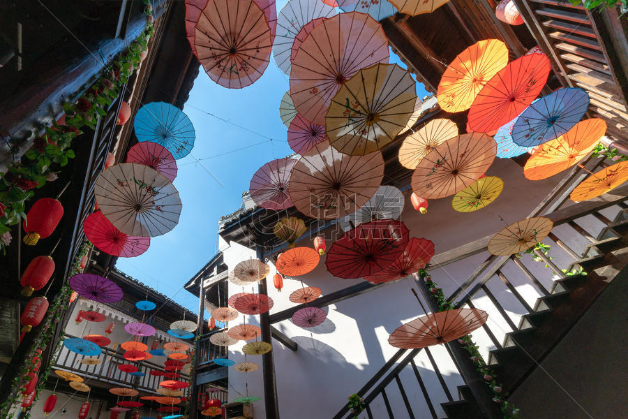 挂满日式雨伞的民宿酒店图片素材免费下载
