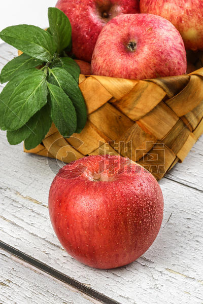 木板上的红苹果图片素材免费下载