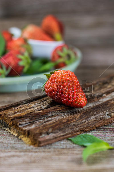 木板上的草莓图片素材免费下载