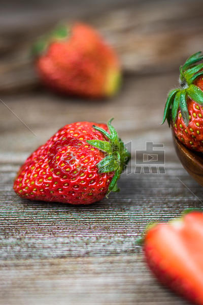 木板上的草莓图片素材免费下载