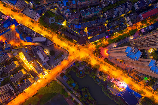 俯瞰城市老城区拥堵的十字路口图片素材免费下载