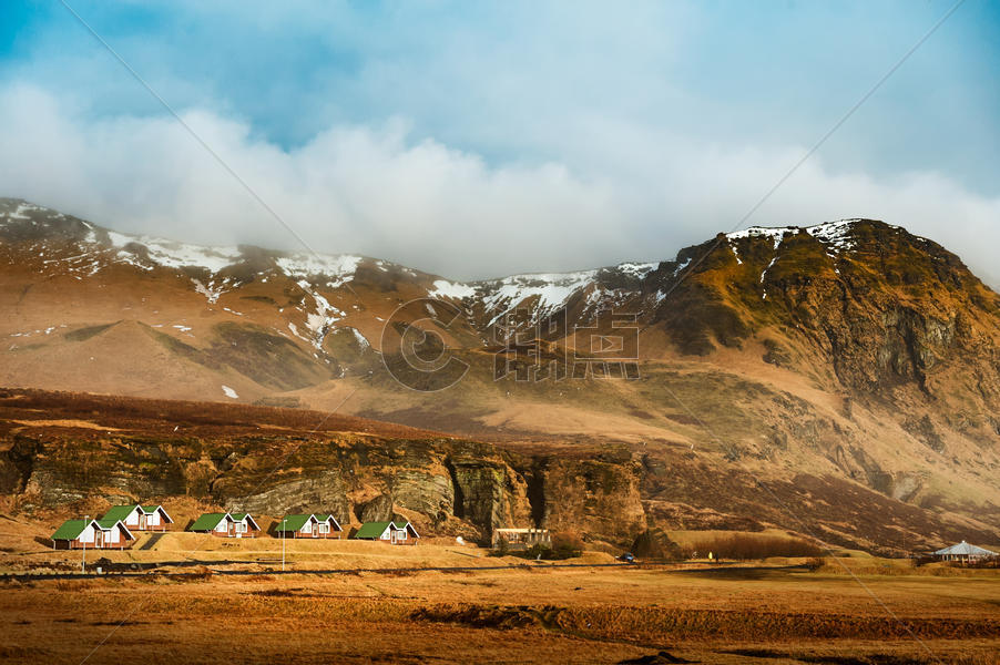 冰岛冰川山脉下的绿色房子图片素材免费下载