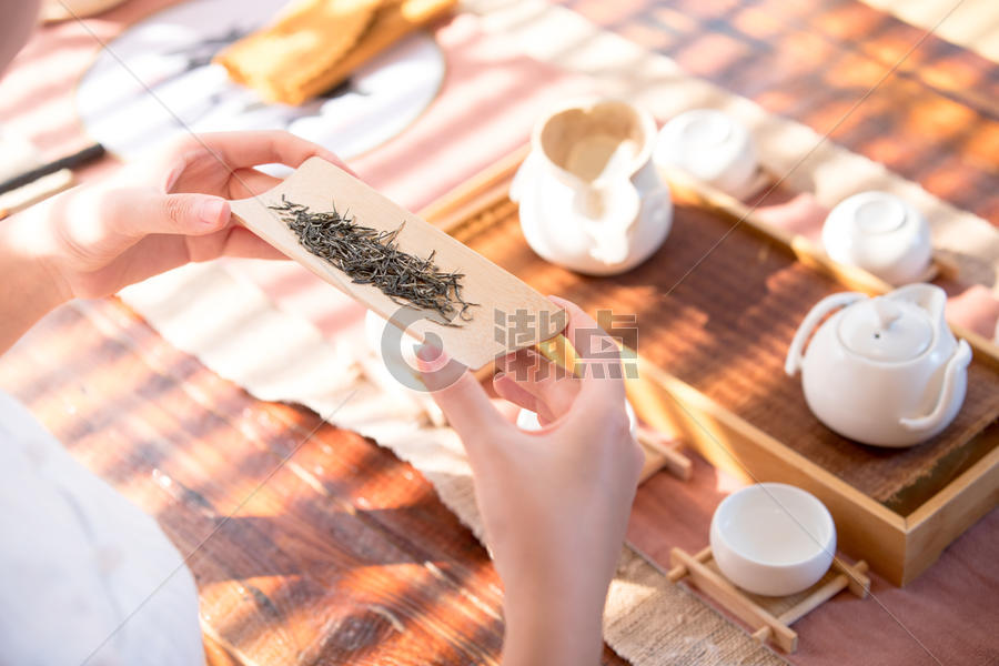 茶艺师沏茶叶图片素材免费下载