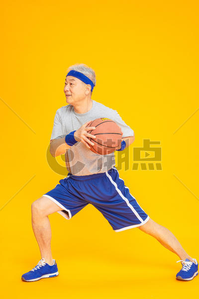 老人运动篮球图片素材免费下载
