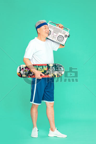 老人运动滑板收音机图片素材免费下载