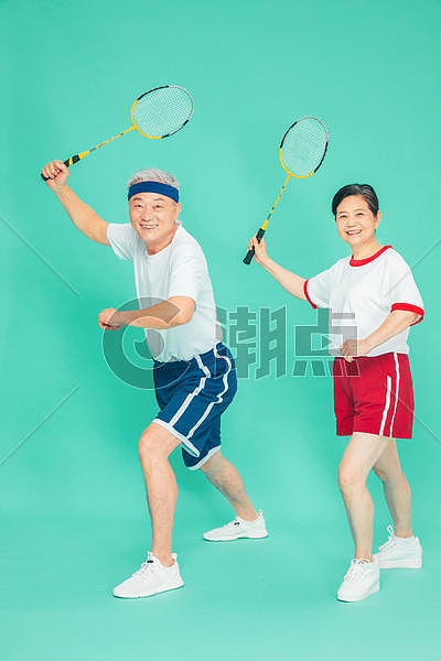 老人运动羽毛球图片素材免费下载
