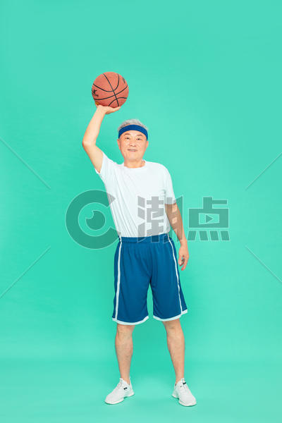 老人运动打篮球图片素材免费下载