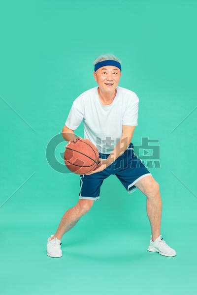 老人运动打篮球图片素材免费下载