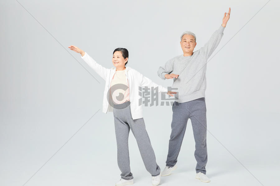 老人运动跳舞图片素材免费下载
