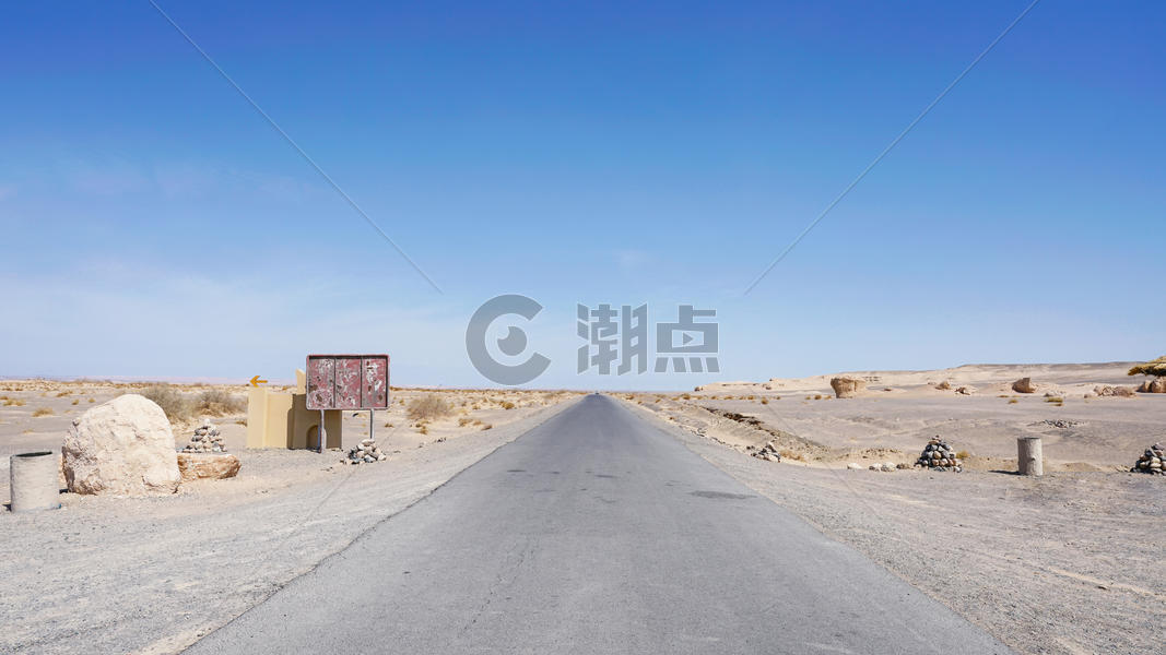 新疆戈壁滩公路沙漠公路图片素材免费下载