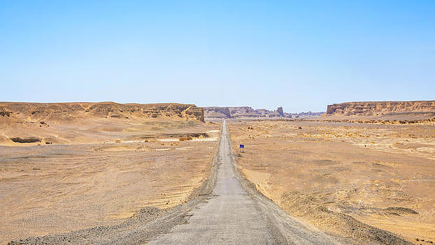 新疆戈壁滩公路沙漠公路图片素材免费下载