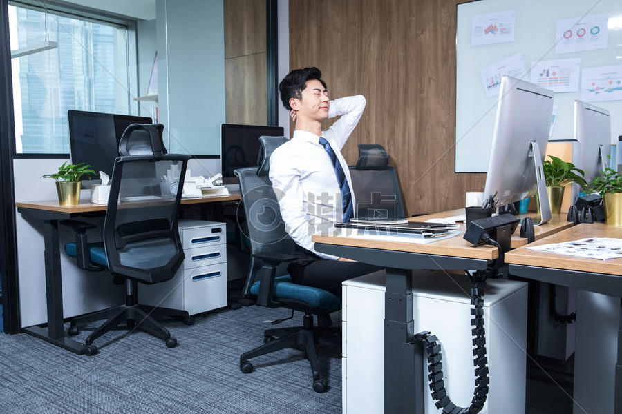办公男性久坐劳累摄影图6720*4480图片素材免费下载-编号967908-潮点视频