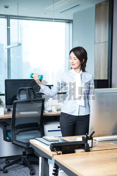 女性工作办公室锻炼哑铃图片素材免费下载