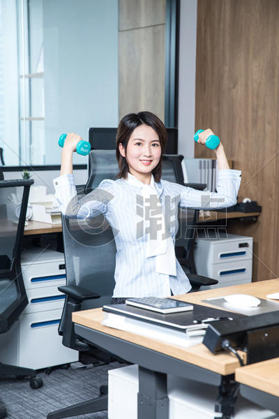 女性工作办公室锻炼哑铃图片素材免费下载