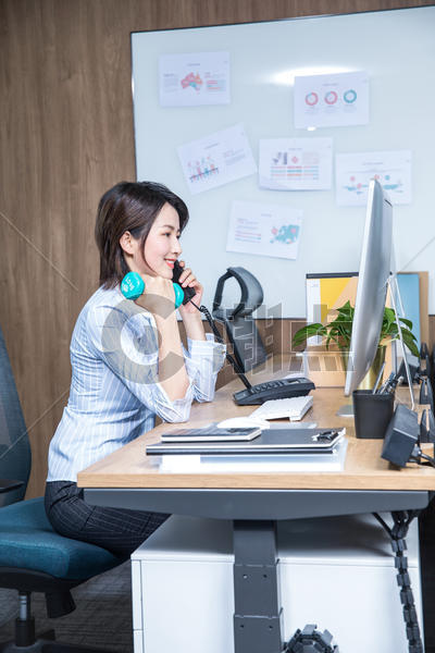 女性办公室打电话锻炼哑铃图片素材免费下载