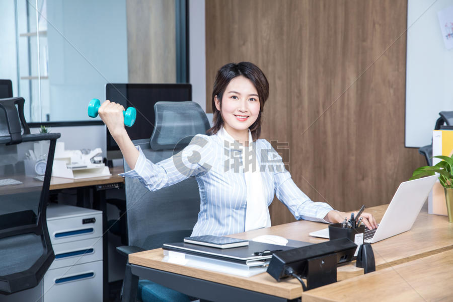 女性办公室锻炼哑铃图片素材免费下载