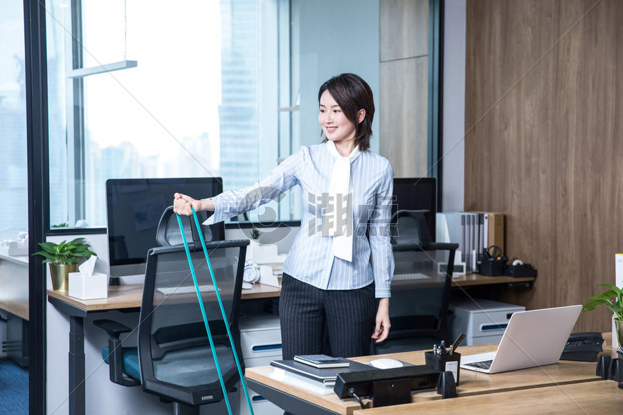 女性办公室锻炼弹力绳图片素材免费下载