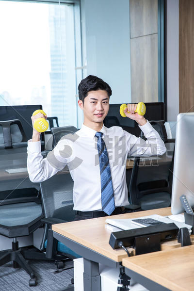 男性办公室锻炼哑铃图片素材免费下载